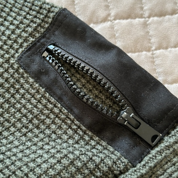 ⬛️ EUC - H&M Boys Gray Sweater - Picture 2 of 7